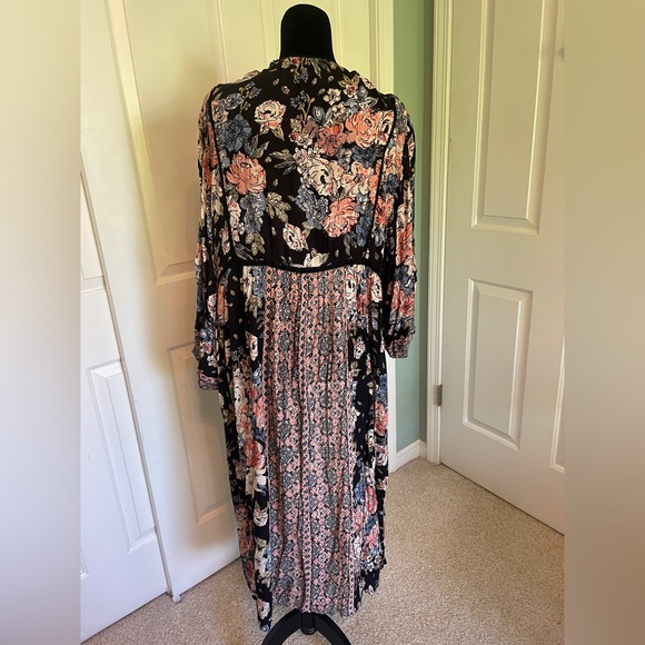 Angie Black and Floral Long Kimono Robe Duster - Size Large - Picture 6 of 7